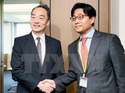 Tổng Vụ trưởng phụ trách vấn đề văn hóa của Bộ Ngoại giao Nhật Bản Jun Shimmi (trái) và Đại sứ Hàn Quốc phụ trách các vấn đề văn hóa và UNESCO Choi Jong-moon sau cuộc đàm phán tại Tokyo (Nhật Bản) ngày 22/5.